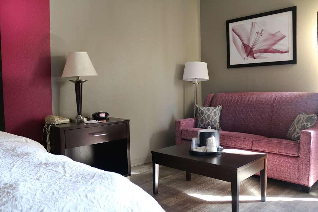 Clarion Pointe Greensboro Airport Hotel Екстериор снимка