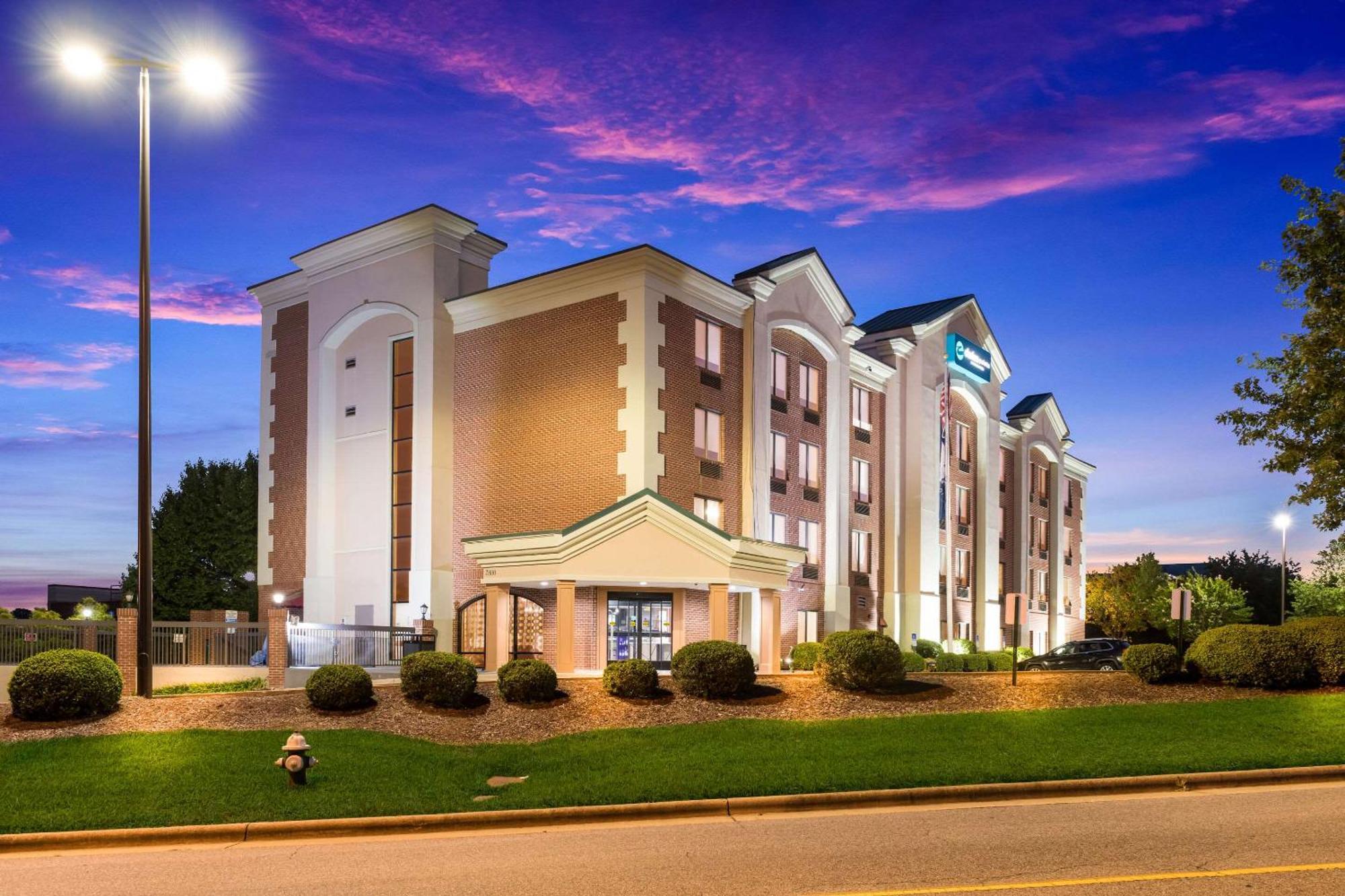 Clarion Pointe Greensboro Airport Hotel Екстериор снимка