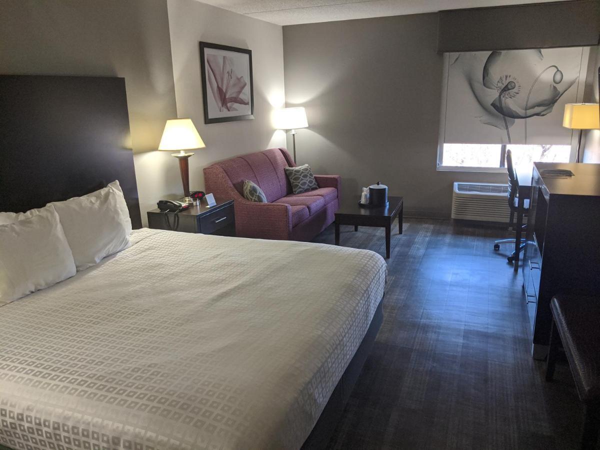 Clarion Pointe Greensboro Airport Hotel Екстериор снимка