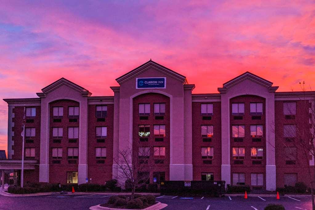 Clarion Pointe Greensboro Airport Hotel Екстериор снимка